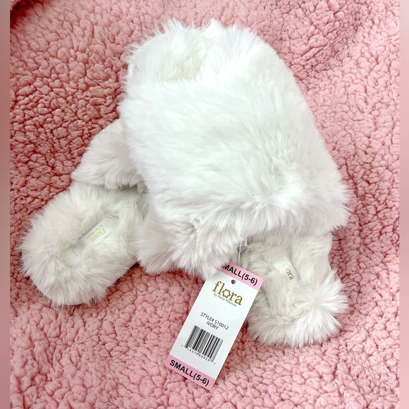 New Flora women’s fuzzy slippers shoes 5 6 s small 
 🎁 ivory soft beautiful cozy - Picture 1 of 4